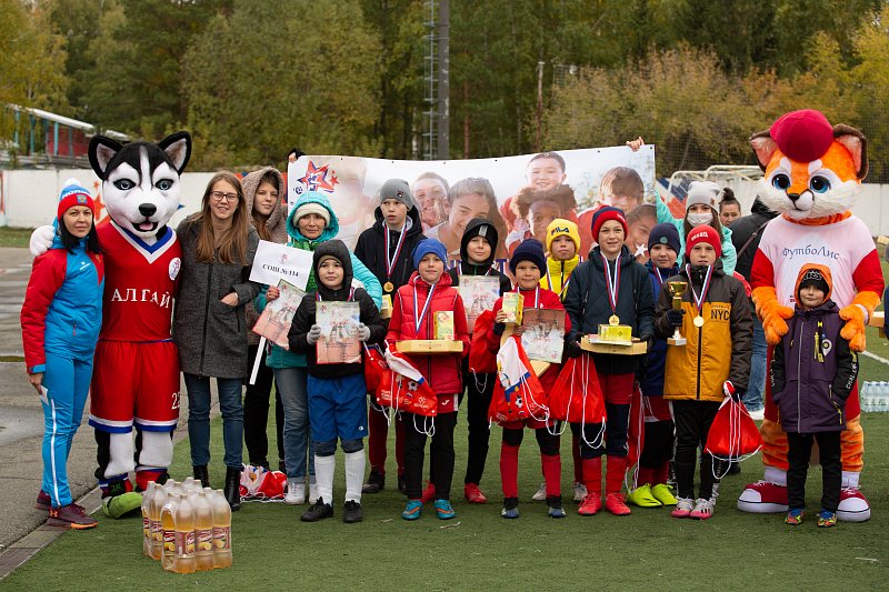 «Мария-Ра» вручила подарочные наборы юным футболистам