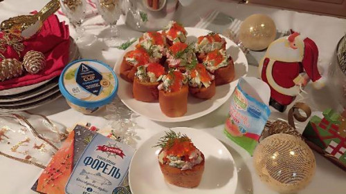 Чесночные стаканчики с форелью, авокадо и огурцом