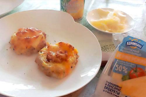 Гнёзда из куриного фарша с начинкой — сочный ужин с изюминкой