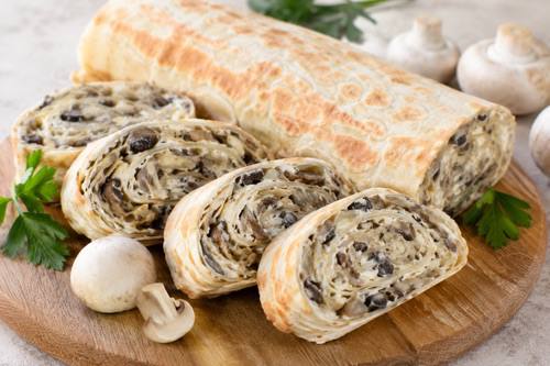 Рулет из лаваша с грибами и плавленым сыром