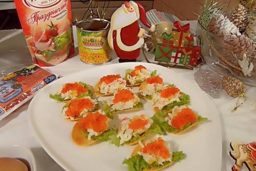 Салат с крабовыми палочками на чипсах