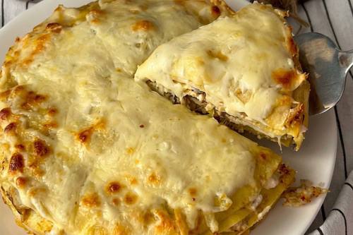 Блинный пирог с курицей и сыром