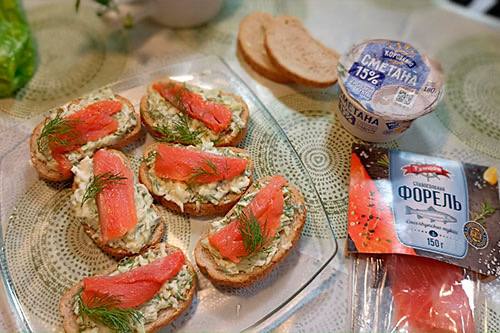 Тосты с яичным салатом и красной рыбой