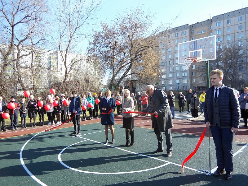 «Мария-Ра» помогла построить новую спортивную площадку в Новоалтайской школе
